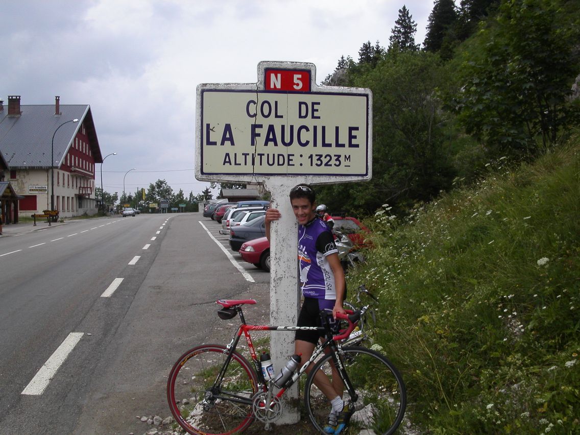 http://www.pev-geneve.ch/divers/cols/photos/faucille.jpg